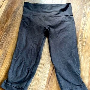 Black Lululemon cropped leggings